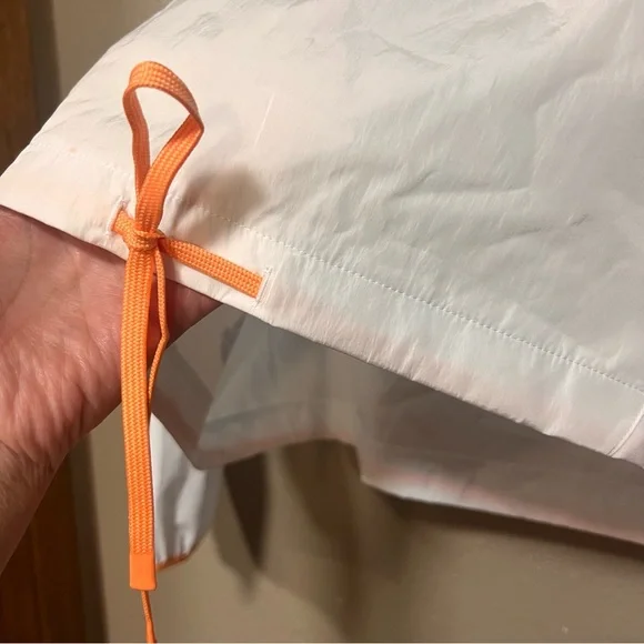 NEW Under Armour Women's UA Woven Graphic Rain Activewear Jacket Hood Running - Picture 3 of 9